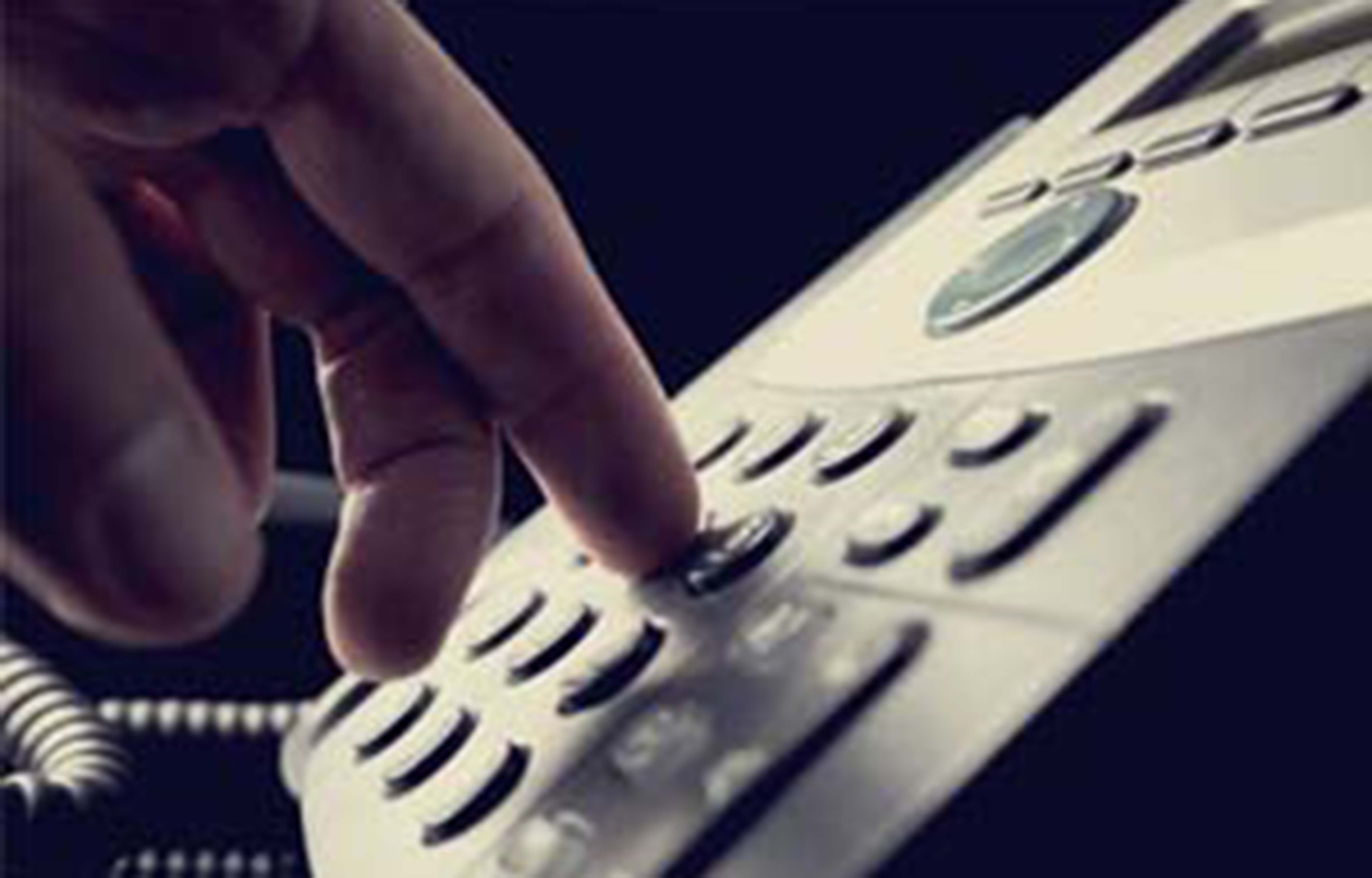 Dedos marcando el telefono
